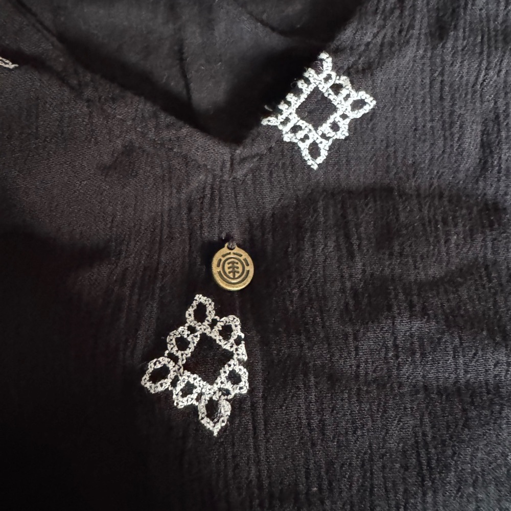 Element Black and White Patterned Crop Top w Open Back - Picture 8 of 13